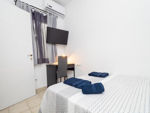 ein Schlafzimmer mit einem Bett mit zwei blauen Handtüchern darauf in der Unterkunft Cubo's Dreams Alhaurin Room 4 in Alhaurín el Grande