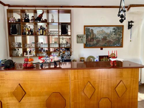 un bar con barra de madera en una habitación en Eleni's Guesthouse, en Pisoderi