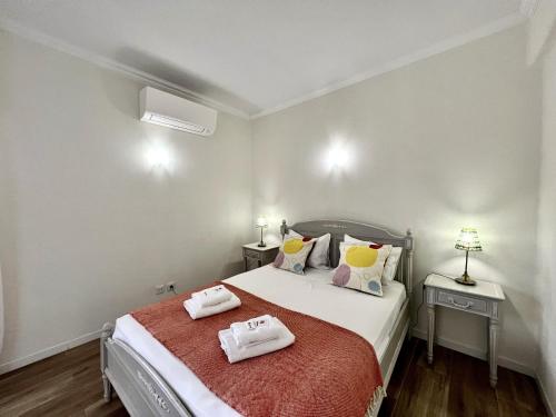 Ένα ή περισσότερα κρεβάτια σε δωμάτιο στο Albufeira Central 4 by Homing