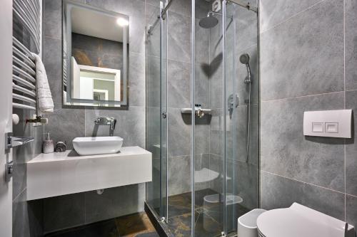 Koupelna v ubytování Olimp Hotel