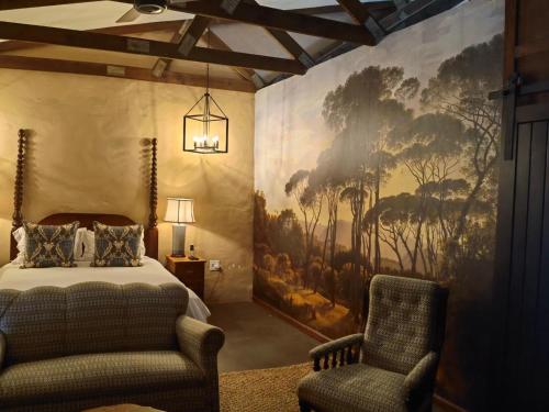een slaapkamer met een bed en een schilderij aan de muur bij The Duke of Bedford in Bedford