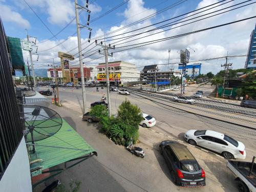 Phakdee Place في تشانتابوري: اطلالة على مدينة فيها سيارات تقف على الشارع