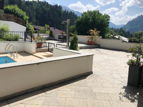 un patio con piscina en la parte superior de una casa en Premium Mara en Sankt Johann im Pongau
