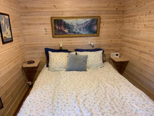 - une chambre avec un lit et 2 tables de chevet dans l'établissement Lofotparadis - nydelig hytte på unikt sted, à Valberg