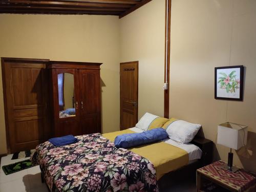 ein Schlafzimmer mit einem Bett und einer Kommode in der Unterkunft Sanggar Pantcha Indra in Kemuning