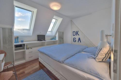 - une chambre avec un lit, un bureau et une fenêtre dans l'établissement "Schwedenhaus" Das Schwedenhaus, Whg Karlsson, à Büsum
