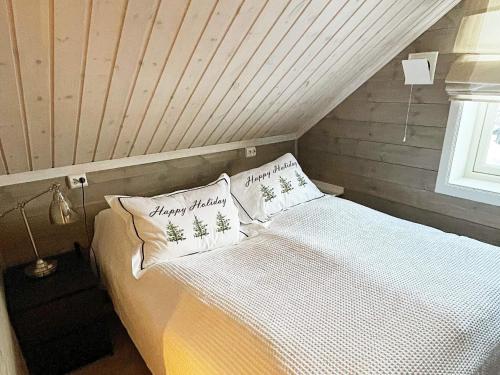 Un pat sau paturi într-o cameră la Holiday home RAULAND V