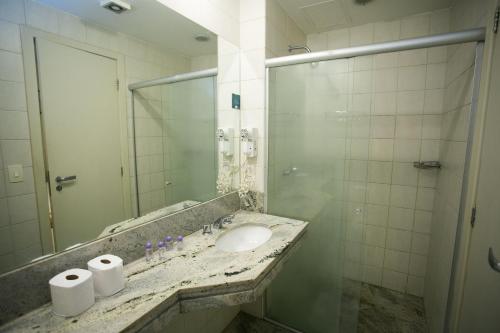 a bathroom with a sink and a mirror at Locking's Barro Preto 4 in Belo Horizonte