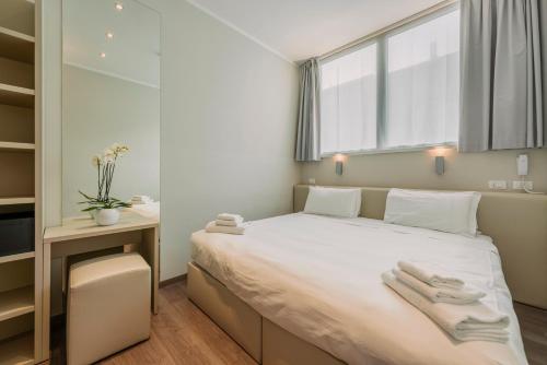 セグラーテにあるFasthotel Linateのベッドルーム1室(大型ベッド1台、タオル付)