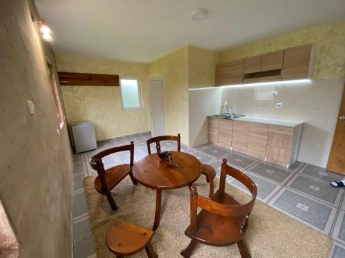 eine Küche mit einem Holztisch und 4 Stühlen in der Unterkunft Apartman Sedmica in Danilovgrad