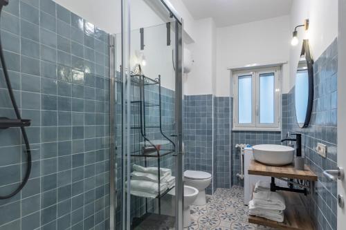 een badkamer met een douche, een wastafel en een toilet bij A Casa di Zia Vaticano in Rome