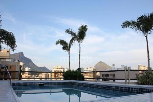 The swimming pool at or close to LUXUOSO QUARTO SALA LEBLON