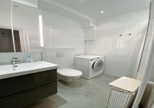 a bathroom with a toilet sink and a washing machine at Apartment im Zentrum Berlin Kudamm, City West in Berlin