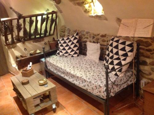 pokój z łóżkiem z poduszkami i stołem w obiekcie Maison de charme en Provence w mieście Mirabel-aux-Baronnies