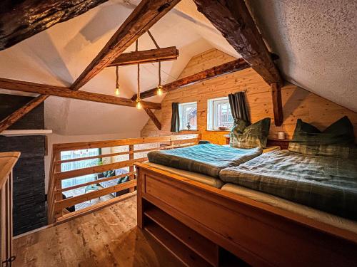 1 dormitorio con 1 cama en una casa de madera en Ferienwohnung Griaß Di, en Burgberg
