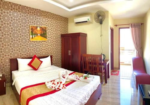 a hotel room with a bed and a chair at Hoa Sua Hotel in Vung Tau