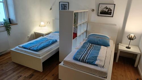 Een bed of bedden in een kamer bij Apartments & möblierte Zimmer in Kahl am Main, kontaktloser Self Check-in, W-Lan, Schreibtisch, Duschbad, Küchenzeile, PKW-Plätze