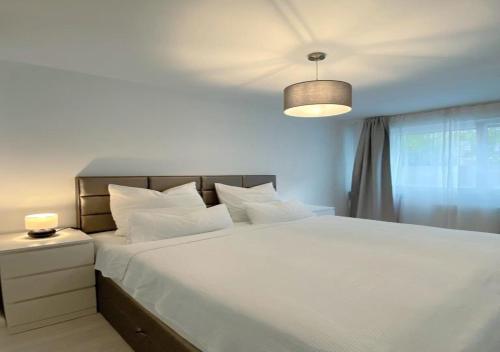 a bedroom with a large white bed with a ceiling at Apartment im Zentrum Berlin Kudamm, City West in Berlin