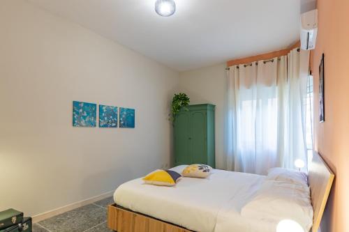een slaapkamer met een bed en een raam bij A Casa di Zia Vaticano in Rome