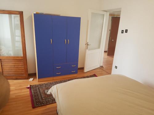 um armário azul numa sala com um quarto em Просторная квартира 2 plus 1 с панорамным видом на море em Darıca