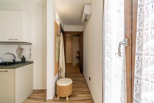 uma pequena cozinha com um lavatório e um corredor em La terrazza di Zoe - Castromediano ( Lecce) em Cavallino di Lecce