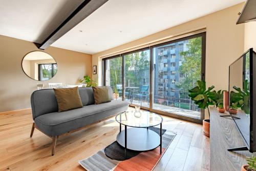 sala de estar con sofá y mesa en Baja California 279 Apartments, en Ciudad de México