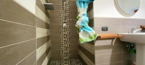 アベトーネにあるAppartamento Serenaのバスルーム(洗面台、壁にバッグ付きのシャワー付)