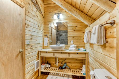 baño con lavabo en una cabaña de madera en Red Pines Log Cabin, en Sunriver