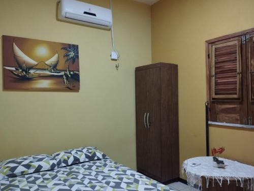 um quarto com uma cama, uma cómoda e uma cómoda. em Borogodó House em Barra Grande