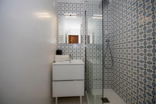 y baño con lavabo blanco y espejo. en Résidence Capfun Les Adrets, en Isola 2000