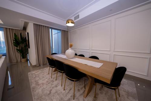 sala konferencyjna z drewnianym stołem i krzesłami w obiekcie Majestay - Luxury Living w Dubaju