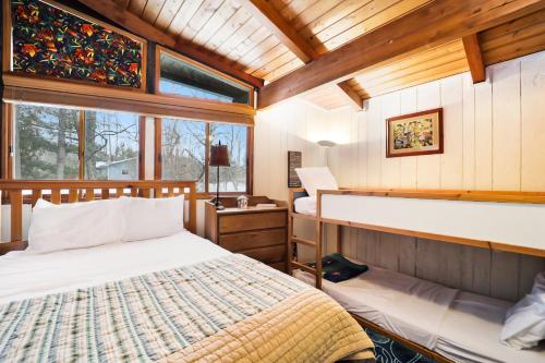Krevet ili kreveti u jedinici u okviru objekta Petoskey Stone Lodge