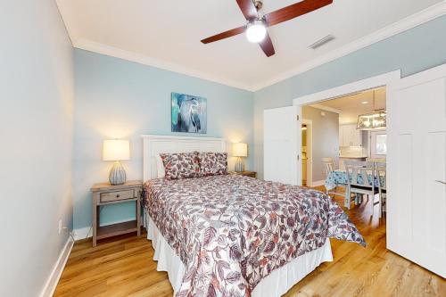 1 dormitorio con 1 cama y ventilador de techo en The Rookery III 6029 en Gulf Shores