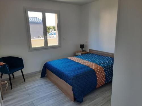 ein Schlafzimmer mit einem Bett, einem Fenster und einem Stuhl in der Unterkunft Maison neuve proche de la mer in Créances