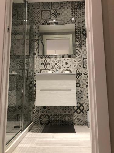 y baño con lavabo y espejo. en Trescene Room Locazione Breve Turistica, en Benevento