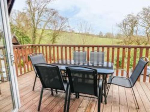 Balkon atau teras di 3 Bedroom Lodge with hot tub on lovely quiet holiday park in Cornwall