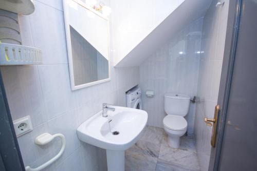 A bathroom at Canovas Nerja - Casa adosada con piscina Los Huertos 7