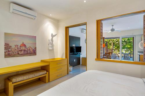 新巴利亞塔的住宿－Taheima 2110A，一间卧室配有一张床、一张书桌和一个窗户。