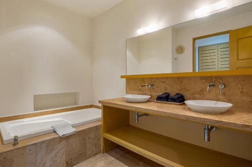 新巴利亞塔的住宿－Taheima 2110A，浴室配有两个盥洗盆和浴缸。