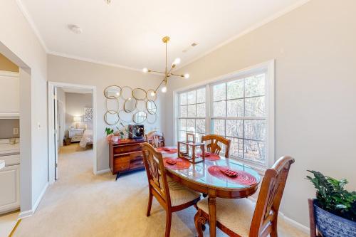 Posezení v ubytování Creekwood --- 100 Cascade Ln, #109