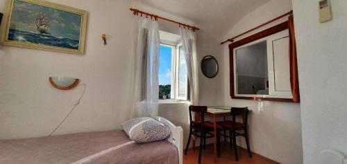 Photo de la galerie de l'établissement Apartments - 3 A beautiful apartment with a sea view, à Hvar