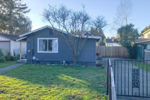 a small house in a yard with a fence at Cedar Street Cottage in Eureka