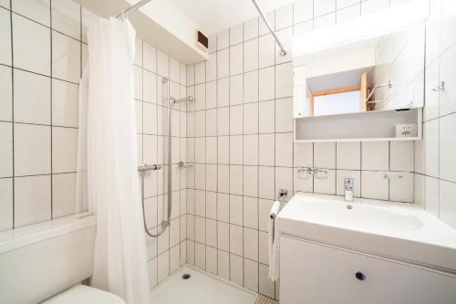 uma casa de banho com um lavatório, um WC e um chuveiro em Casa Pleun em Flims