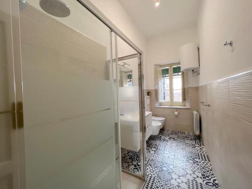 uma casa de banho com um chuveiro e um WC. em Papiro House em Taormina
