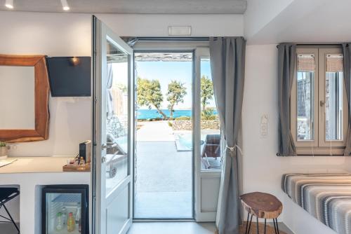 Paros Comfy Suitesにあるテレビまたはエンターテインメントセンター