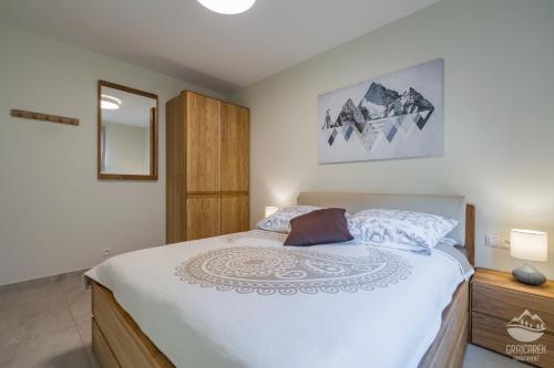 Ένα ή περισσότερα κρεβάτια σε δωμάτιο στο Apartament Grajcarek