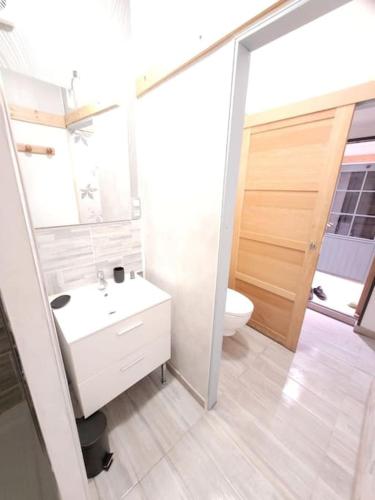 une salle de bain avec un lavabo blanc et des toilettes dans l'établissement Beau chalet 6 personnes avec Jacuzzi, à Tilly-sur-Seulles