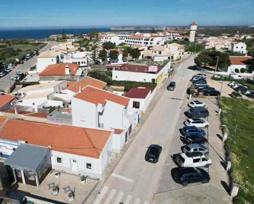 uma rua da cidade com carros estacionados num parque de estacionamento em Casa Sagres T2 - 3 minutos a pé Praia da Mareta em Sagres