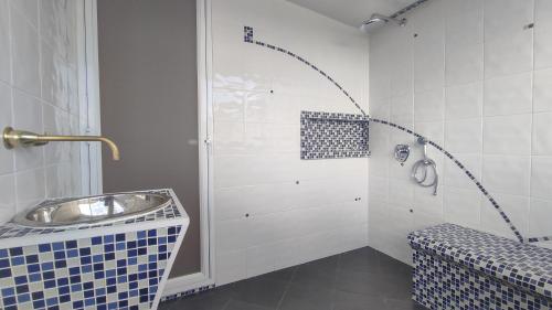 a bathroom with a sink and a shower at Hotel Entre Brumas in Aguadas