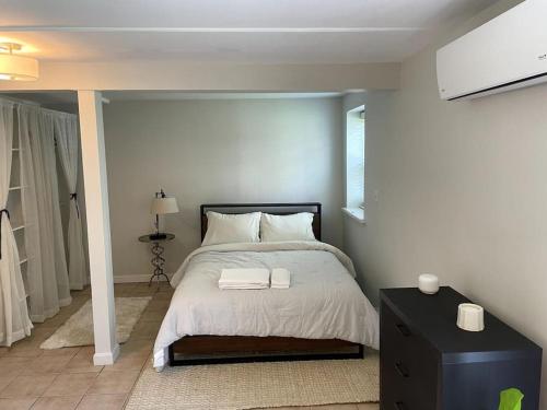 um quarto com uma cama com duas toalhas em Lovely Two Bedroom Condo in South Boston em Boston